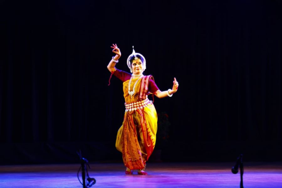 ছায়ানটের নৃত্য উৎসবে প্রমা অবন্তীর মনোমুগ্ধকর ওড়িশি নৃত্য পরিবেশন